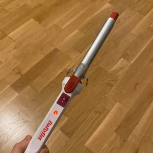 Locktång  - Säljer min locktång då jag inte använder den mer. Som ni ser i bilden fungerar den som sen ska.
