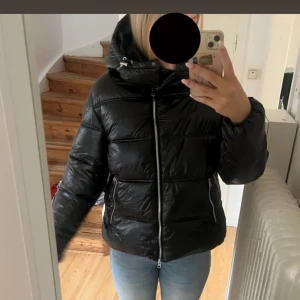 Vinterjacka  - En svart puffig vinterjacka ifrån lager157 i modellen ”Lollo” i storlek S. Storlek S är slutsåld på hemsidan och jackan är helt ny med prislapp och aldrig använd💞