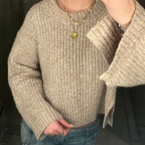 Stickad tröja  - Beige/grå stickad tröja från gina, storlek S. Väldigt bra skick 💞 