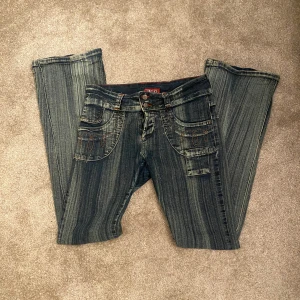 Lågmidjade jeans  - Säljer mina lågmidjade jeans köpt vintage då de inte kommit till användning så mycket på senaste. De är utsvängda nertill och är i en cool ”randig” tvätt