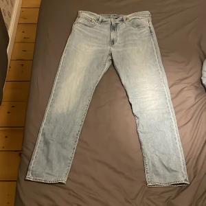 Ljusblå jeans från Levi's - Säljer ett par ljusblå Levi's 502 jeans.              Använt få gånger