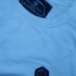 Vit långärmad tröja från philipp plein, Adidas  - Säljer en klassisk vit långärmad tröja från philipp plein,Adidas med de ikoniska tre ränderna längs ärmarna. Perfekt för en sportig look eller avslappnad stil. Tröjan har en rund halsringning och är tillverkad i ett mjukt material.