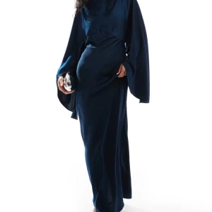Mörkblå långklänning i satin - Elegant mörkblå långklänning i satin med en lös passform. Klänningen har långa ärmar och en stilren design som passar perfekt för festliga tillfällen. Klänningen är från Asos i storlek 38. Endast använd i 2 tim. Pris går att diskutera 