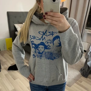 Mount rap hoodie - Säljer denna fitted hoodie🤍är och sitter snyggt. Den är i ett tunnare material så perfekt till hösten/våren eller bara för att chilla🤍