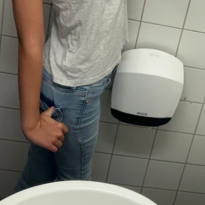 Blå bootcut jeans - Säljer ett par snygga blå bootcut jeans i bra skick. De är perfekta för både vardag och fest med sin klassiska stil. Jeansen har en normal passform och är tillverkade i ett bekvämt denimtyg. Perfekta för höst och vår!