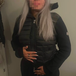 Moncler Cardigan  - Säljer en snygg svart cardigan från Moncler i storlek 2. Säljer den då jag har för många jackor så den knappt kommer till användning.  Jackan har en dragkedja framtill och två praktiska fickor med knappar, Den är perfekt för hösten och våren. Passar både till vardags och lite finare tillfällen. Jag har tyvärr inte kvittot då jag fick den i födelsedags present därav säljer jag den för billigare❄️🩵