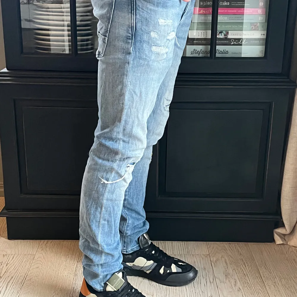 Ett par feta jeans från Jack & Jones i storlek 28/30! Jeansen är i mycket bra skick utan några större defekter! Skick: 8/10! Nypris: 799kr! Mitt pris: 399kr!. Jeans & Byxor.