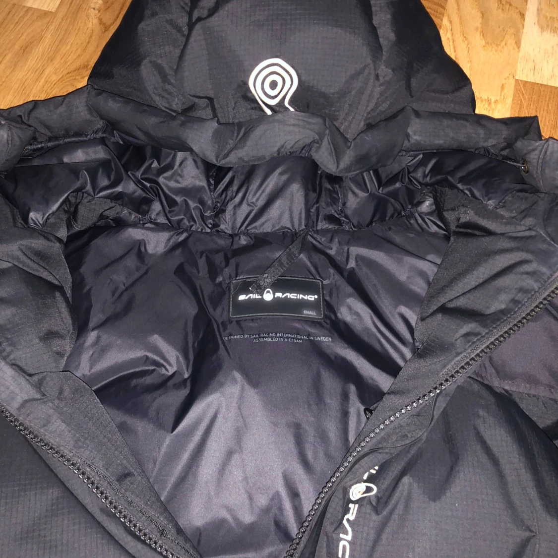 Svart dunjacka från Sail Racing - 90