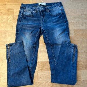 Vintage kristen jeans Lågmidjade  - Snygga lågmidjade blå jeans från Gina Tricot med dragkedjedetaljer på benen. Använda men i fint skick. För små för mig så har ingen bild med de på. 🤍