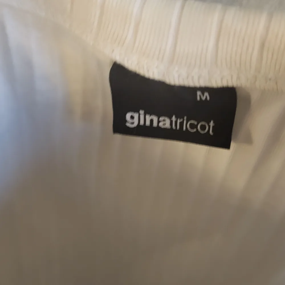 Vit topp i storlek M från Gina tricot . Toppar.