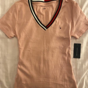 Tommy Hilfiger tröja  - Säljer min helt nya Tommy Hilfiger tröja i storlek S då mamma råkade köpa en storlek för  stor när hon var i Amerika.  Kontakta för fler frågor💘