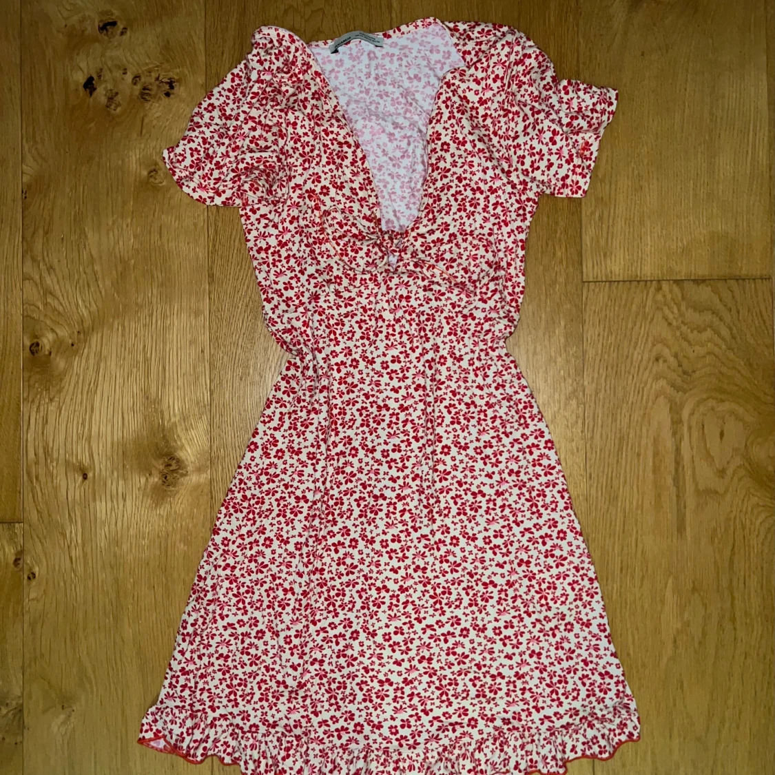 Blommig sommarklänning med volangdetaljer