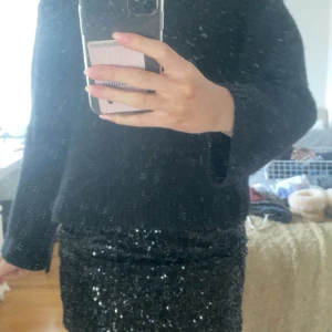 Svart glittrig klänning - Säljer en superfin svart glittrig kjol som är perfekt för fest! Den har en tight passform och kan även användas som topp. Med snygga paljettdetaljer. Kjolen är i mycket bra skick och redo för att bli din nya favorit i garderoben. Perfekt för nyår eller andra festliga tillfällen! ✨