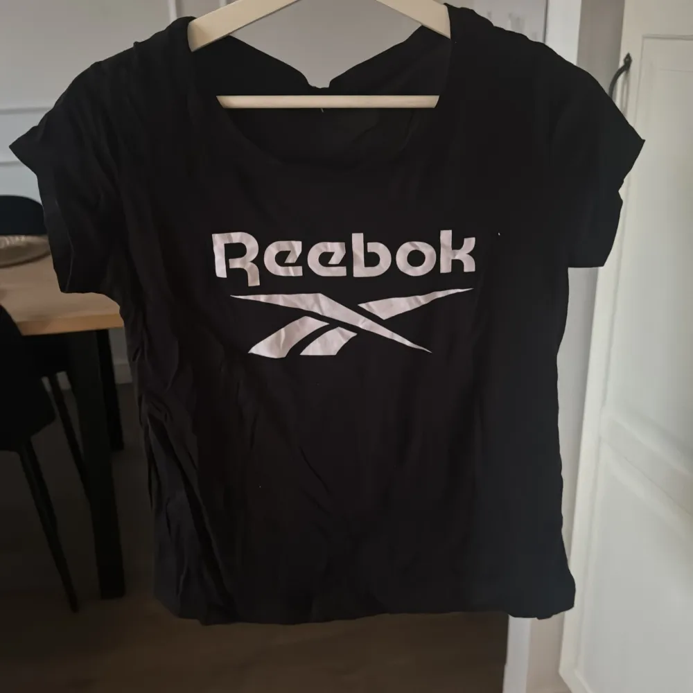 Säljer en svart t-shirt från Reebok . ( lapp är bortklippt). T-shirts.