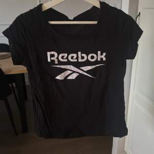 Säljer en svart t-shirt från Reebok . ( lapp är bortklippt)