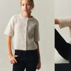 Beige stickad kofta - HELT NY MED PRISLAPP❗️❗️Säljer en superfin beige stickad kofta med kortärmade ärmar. Den har en enkel design med knappar framtill och är perfekt för både vår och höst. Koftan är i ett mjukt material som känns skönt mot huden. Passar perfekt till jeans eller kjol för en avslappnad look. Storlek 170 