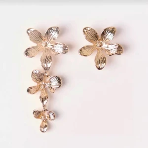 Blommiga örhängen i guld - Säljer dessa örhängen då de inte kommer till användning, endast använda en gång