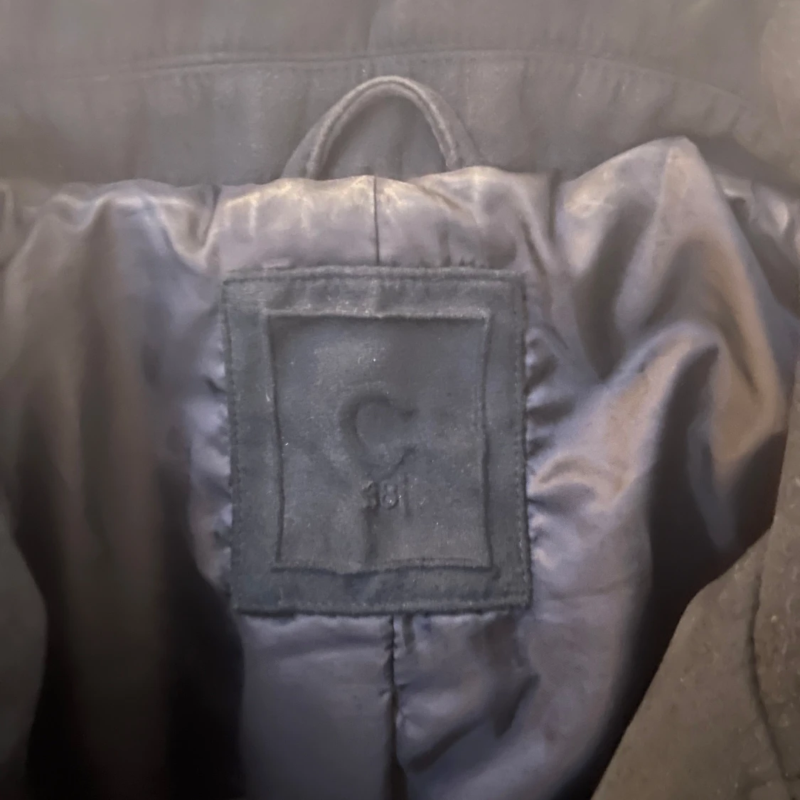 Svart jacka  med dragkedjor - 91