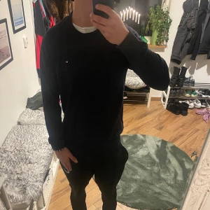 Tommy Hilfiger Tröja - Snygg Mörkblå tröja från Tommy Hilfiger med en liten logga på bröstet. Storlek S!