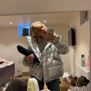 Silverfärgad pufferjacka - Har nog nu bestämt mig för att sälja min älskade silver jacka🥲jackan är i storlek S och har en oversized passform🩷perfekt inför vintern