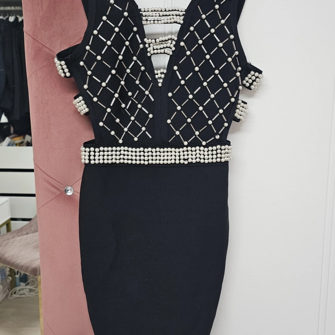 Svart klänning med pärldetaljer  - 90