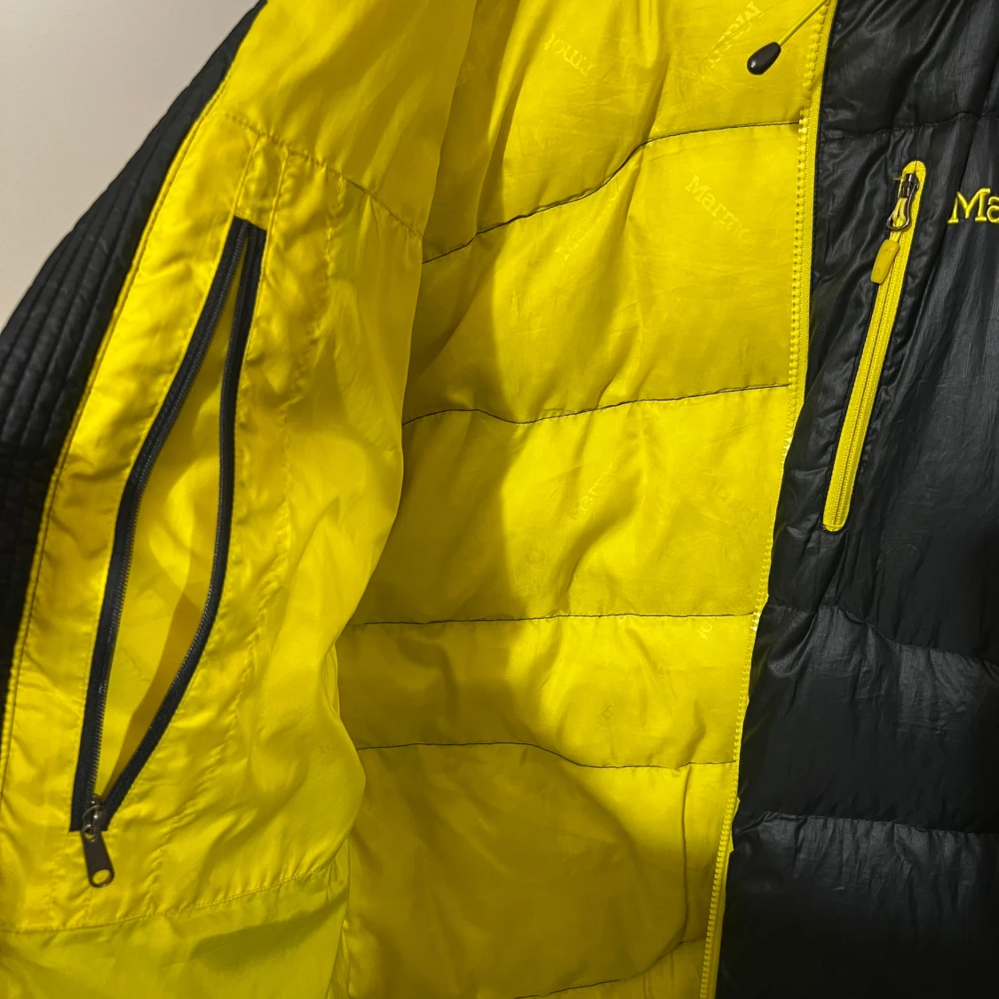 Varm svart och gul dunjacka från Marmot - 93