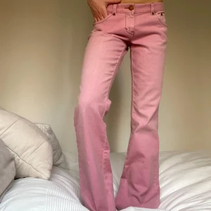 Rosa jeans från Armani 🩷 - Så snygga lågmidjade jeans från Armani!! Midjemått: 84cm. Innerbenslängd: 83cm . Total längd: 103cm 🩷🩷
