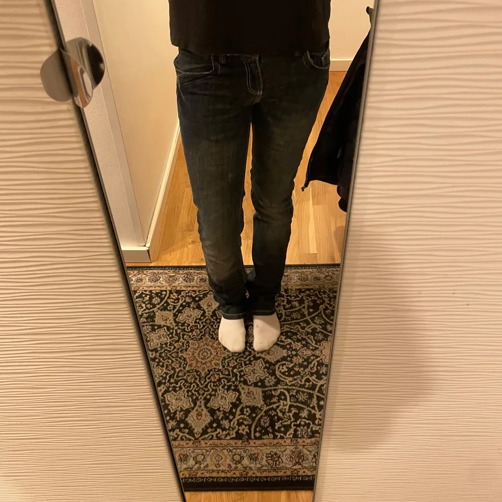 Säljer ett par mörkblå jeans i bra skick. De har en slim passform. Jag skulle säga att jeansen är raka men lite bootcut. Perfekta för höst och vår! Lågmidjade. Jeans & Byxor.