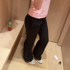 Svarta kostymbyxor - Säljer dessa jätte fina lågmidjade kostym byxor från Gina i 36 nyskick!! Använda en gång och säljer pågrund att dom var lite för korta för mig som är 170. Skriv om frågor💕