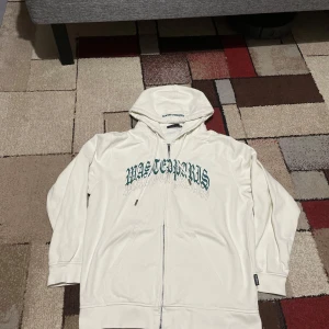 Vit hoodie från Wasted Paris - Säljer en snygg vit hoodie från Wasted Paris i storlek M. Den har en cool text på framsidan och en dragkedja. Perfekt för både höst och vår. Hoodien är i mycket bra skick och har en skön passform med långa ärmar. Kan diskutera pris och byter också