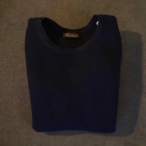 Mörkblå stickad tröja från Stenströms - Säljer en stilren mörkblå stickad tröja från Stenströms. Perfekt för kyliga dagar med sin mjuka och bekväma passform samt att den är gjord av merinoull. Nypris:1600kr, Mitt pris:399kr. Skriv om ni har några frågor!