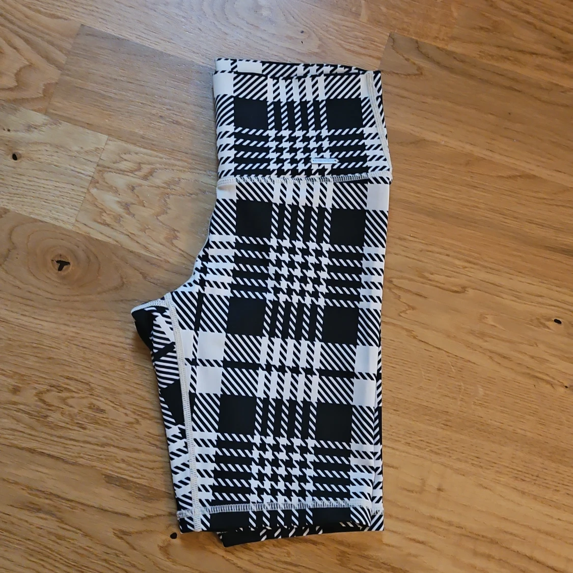 Svartbeige rutiga "cykelbyxor" från Aim'n