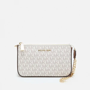 Beige kuvertväska från Michael Kors - Snygg beige kuvertväska från Michael Kors med det ikoniska MK-mönstret. Väskan har en elegant kedjerem och en praktisk dragkedja upptill. Perfekt för att bära med sig det viktigaste med stil. Använd fåtal gånger 