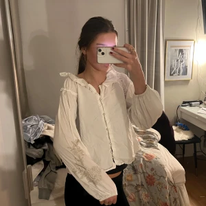 Zara blus - En fin Zara blus me blom detaljer på armarna 