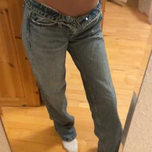 Zara jeans - Säljer för att det är för stor!! har använt 1-2 gånger. Bra skick, inga fläckar eller hål. Väldigt bekväma🤍