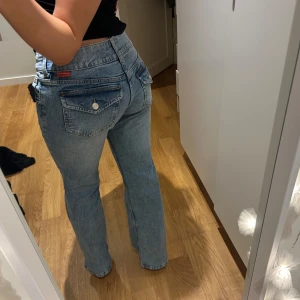 Jeans med fickor  - Säljer dessa jeans då de inte är min stil längre. Sitter som strl 36/38. Bara andvända någon enstaka gång och därav superfint skick💕