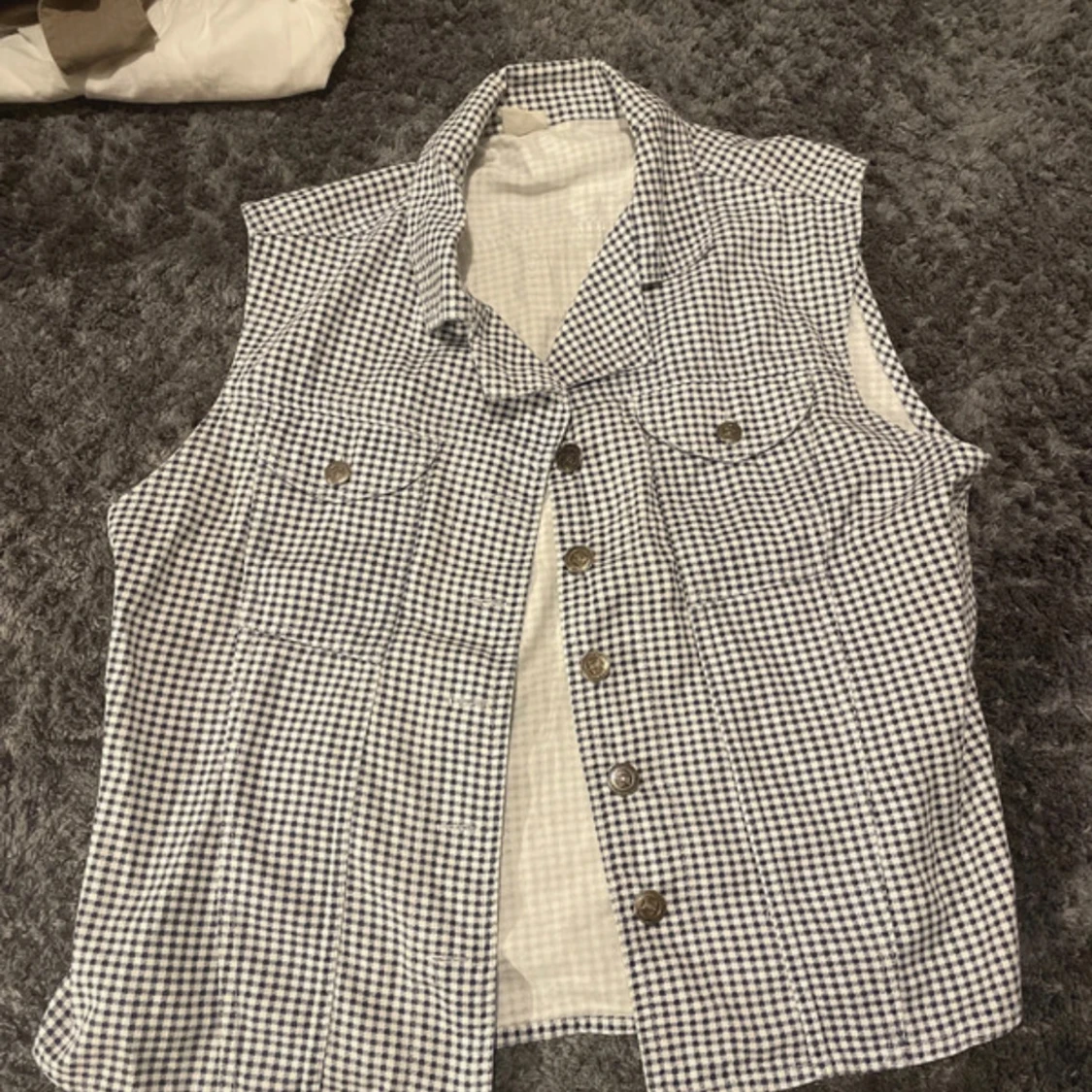Rutig väst med knappar