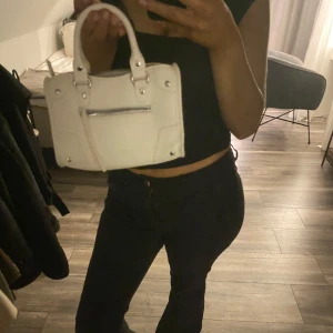 Vit handväska med dragkedja - Säljer en gullig liten vit handväska ✨ pris kan diskuteras och skriv för frågor!🥰