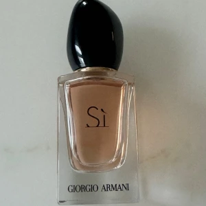 Si parfym från Giorgio Armani - Säljer min Giorgio Armani SI parfym. Endast testat den 2-3 ggr så är i princip full. Flaskan är 30ml. 