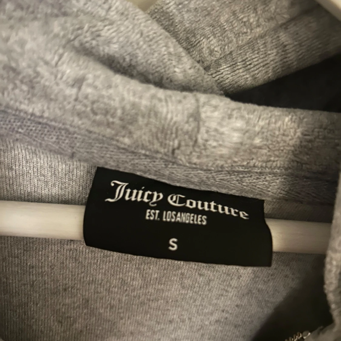 Grå hoodie från Juicy Couture - 90