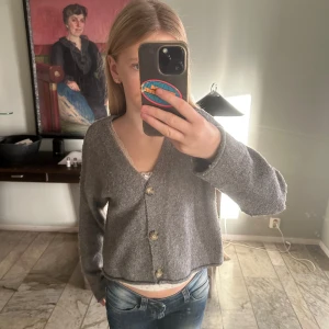 Fin grå Zarakofta - Säljer en jättefin kofta från Zara i storlek 11-12y. Lite sliten men annars i bra skick.🥰