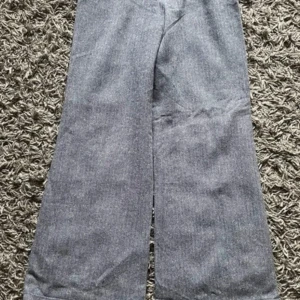 Snygga kostymbyxor i damstorlek - Riktigt coola byxor som jag säljer då de är för smala för mig i midjan. Måtten för byxorna är: 103 cm totallängd, 30 cm i benvidd nedtill, 36 cm i midjebredd