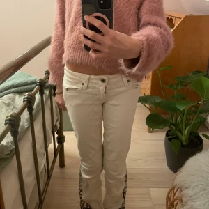 Vita jeansbyxor - Säljer mina as coola vita jeans med sebra mönster! Storlek w24. Lågmidja. Bootcut.
