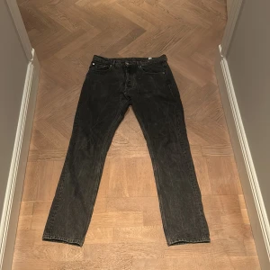 Svarta jeans från J.Lindeberg - Säljer ett par snygga svarta jeans från J.Lindeberg. Använda och fått lite små slitningar men inget större