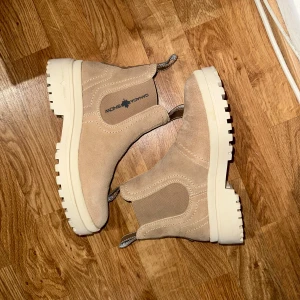 Beige boots från Canadian Snow - Säljer ett par snygga beige boots från Canadian Snow i mocka. Perfekta för höst och vår, och de är i nyskick. Passar både till vardags och lite finare tillfällen. Dom är värda 1600kr. Pris kan diskuteras vid snabb affär❤️