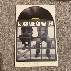 Tjockare än vatten - Boken 'Tjockare än vatten' av Anne Cassidy handlar om nittonårige George som tar hand om sin kusin Lennie. De flyttar från stad till stad för att hitta enkla jobb och klara dagen. En stark berättelse inspirerad av John Steinbecks 'Möss och människor'.