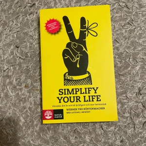 Simplify Your Life - Säljer boken 'Simplify Your Life' av Werner Tiki Küstenmacher. Den är i pocketformat och har en gul framsida med en illustration av en hand som gör ett peace-tecken. Boken ger praktiska råd för att förenkla ditt liv och skapa mer harmoni. Perfekt för dig som vill ha mer ordning och balans i vardagen. 📚✨