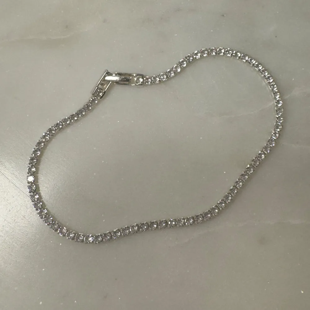 Säljer detta tennisarmband i äkta silver från Glitter. Använd väldigt lite. I ett jättebra skick. Nypris 399 kr. Längd: 18 cm. . Accessoarer.