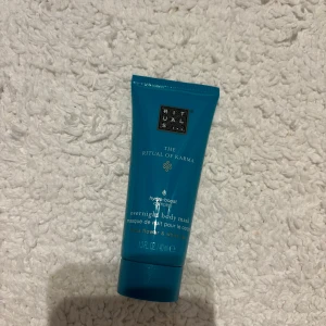 The Ritual of Karma Overnight Body Mask - En lyxig kroppsmask från Rituals i serien The Ritual of Karma. Denna fuktboostande mask är perfekt för att återfukta huden över natten. Kommer i en snygg turkos tub på 70 ml. Innehåller helig lotus och vit te, vilket ger en lugnande och uppfriskande doft.