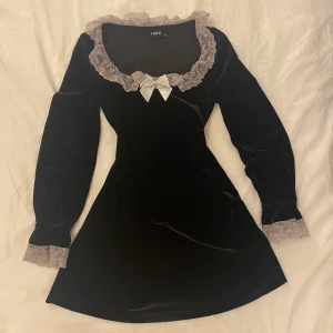 Svart klänning  - Super fin klänning som jag använde förra året på julafton. Är i mycket bra skick, det ända skulle vara att de vita delarna blivit lite mörkare då den har tvättats. Kontakta innan du trycker på köp 💕